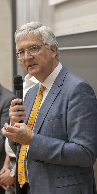 Prof. Dr. Dr. Joachim Grifka (Mitte) betonte den unmittelbaren Nutzen der Forschungsergebnisse aus dem RCBE für seine orthopädische Klinik. Foto: Uwe Moosburger, altrofoto.de