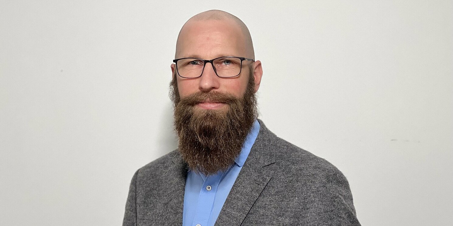 Ein Professor der Fakultät Maschinenbau vor weißem Hintergrund