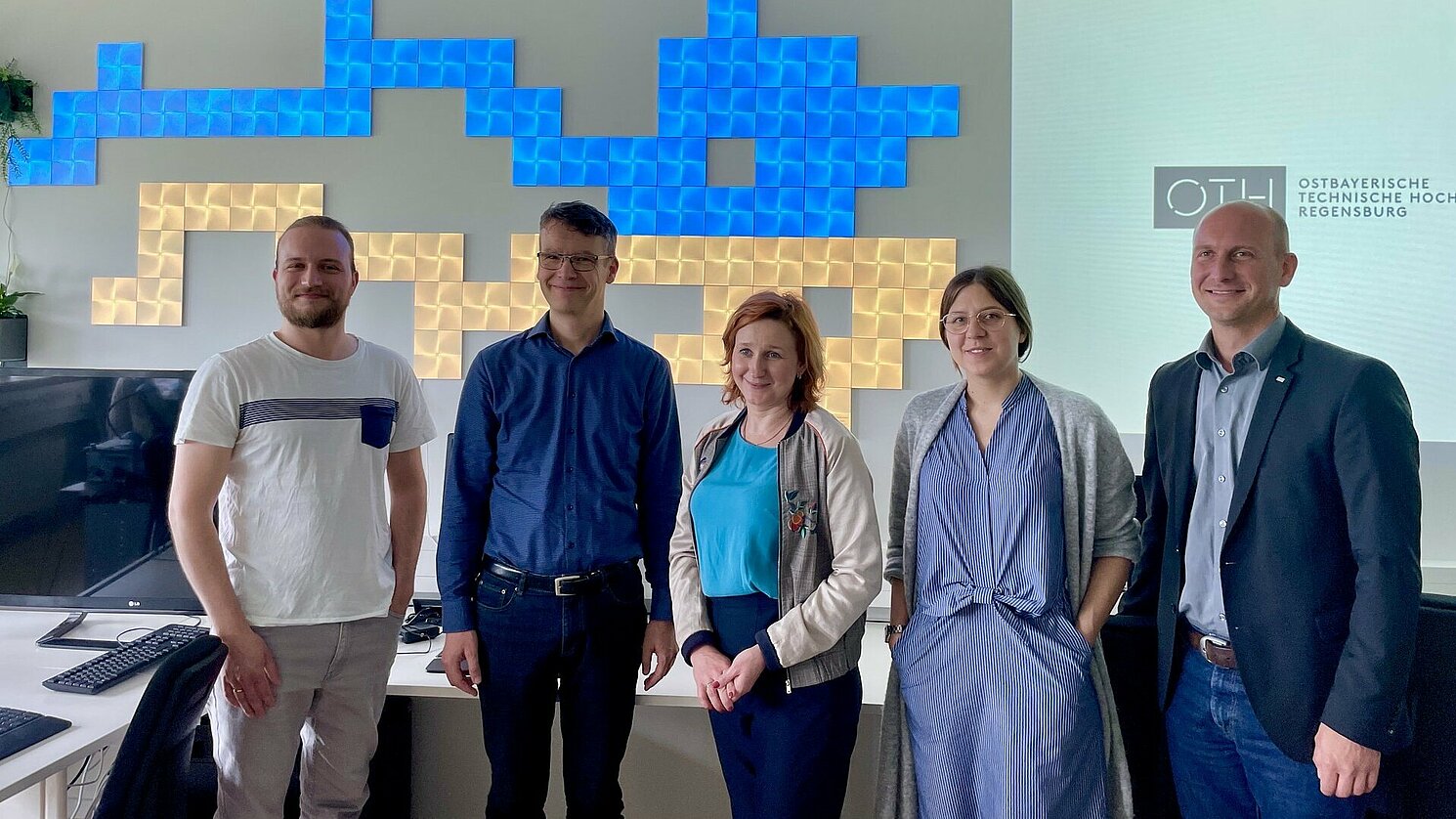 Auch im Labor "Regensburg Medical Image Computing", kurz ReMIC, von Prof. Dr. Christoph Palm (2.v.l.) informierte sich Ganna Tolstanova (Mitte), Vizepräsidentin der Taras Shevchenko National University. Foto: Alexander Leis Auch im Labor "Regensburg Medical Image Computing", kurz ReMIC, von Prof. Dr. Christoph Palm (2.v.l.) informierte sich Ganna Tolstanova (Mitte), Vizepräsidentin der Taras Shevchenko National University. Foto: Alexander Leis