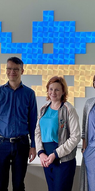 Auch im Labor "Regensburg Medical Image Computing", kurz ReMIC, von Prof. Dr. Christoph Palm (2.v.l.) informierte sich Ganna Tolstanova (Mitte), Vizepräsidentin der Taras Shevchenko National University. Foto: Alexander Leis