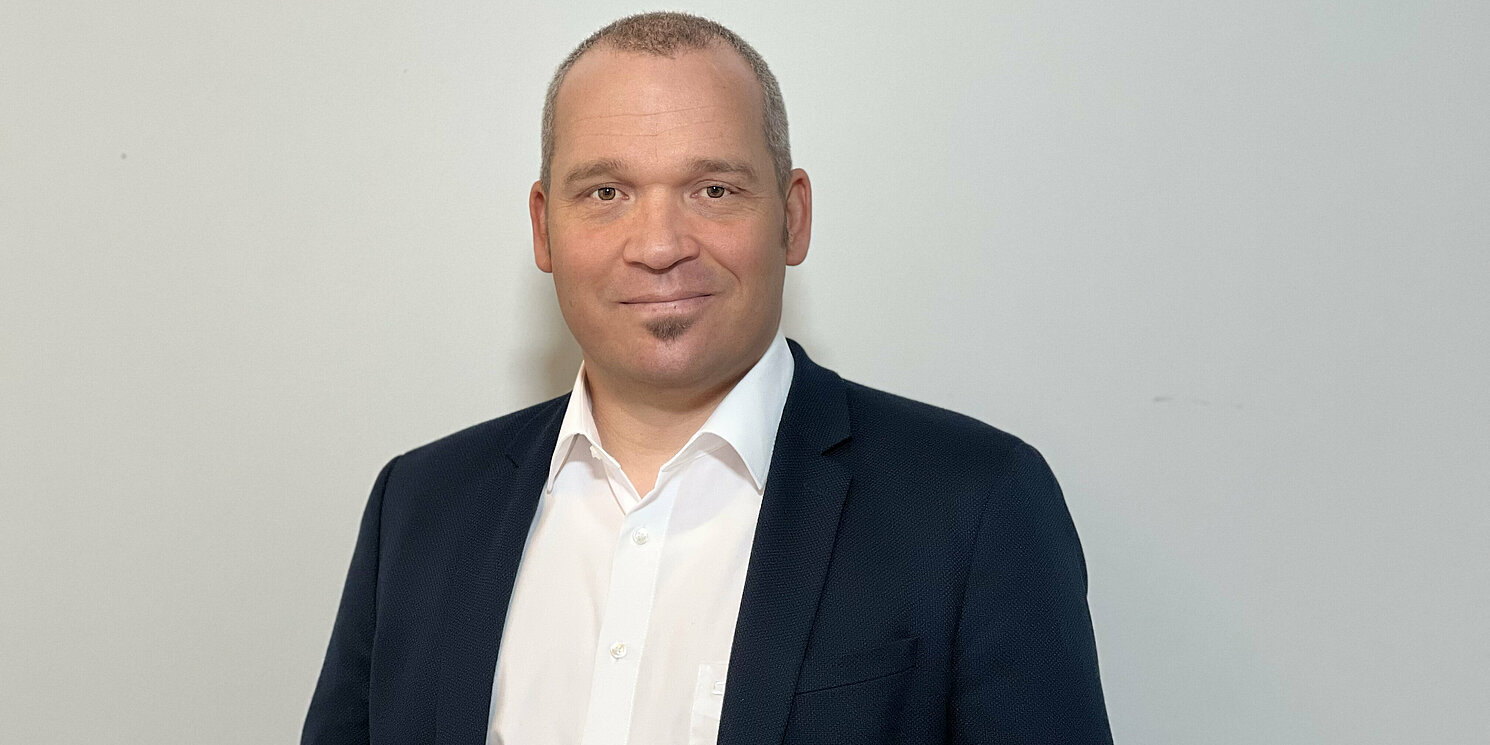 Ein Professor der Fakultät Maschinenbau vor weißem Hintergrund