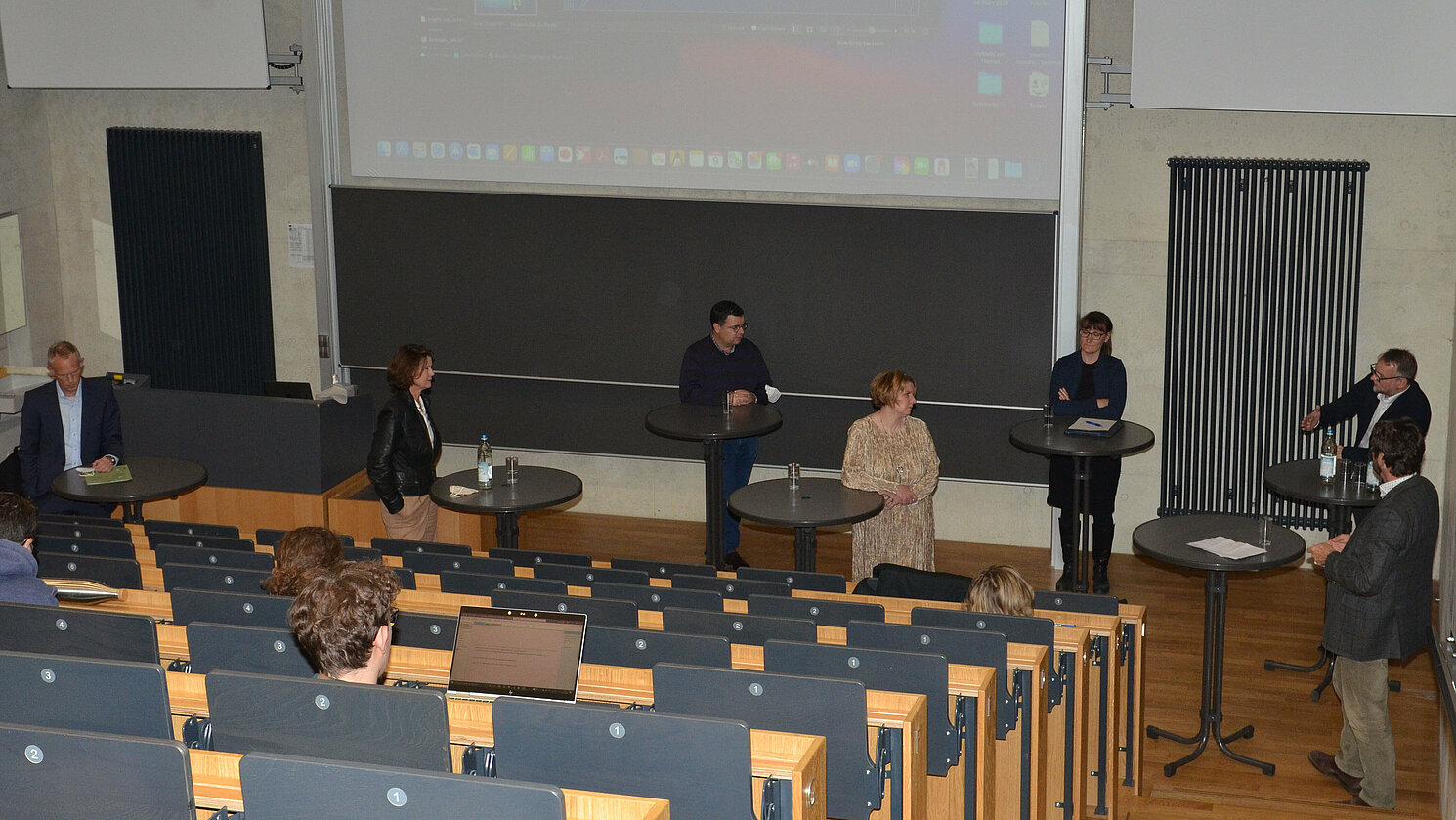 Einen Abschluss fand der Studientag mit einer Diskussionsrunde zwischen den Referent*innen und den Studierenden. Einen Abschluss fand der Studientag mit einer Diskussionsrunde zwischen den Referent*innen und den Studierenden.