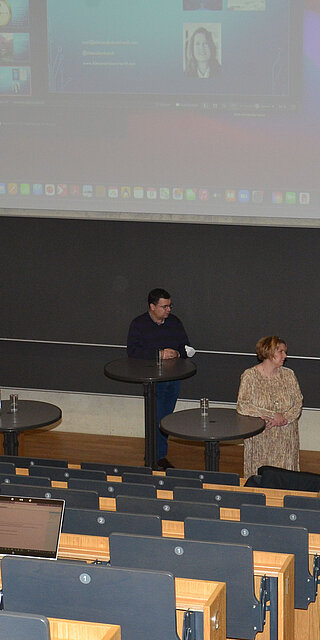 Einen Abschluss fand der Studientag mit einer Diskussionsrunde zwischen den Referent*innen und den Studierenden.