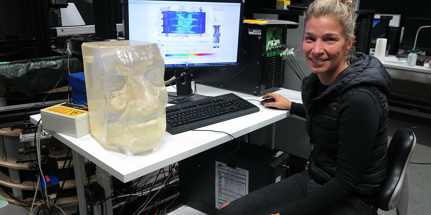 Am Versuchsstand hat die Promovendin an einem in Flüssigkeit gelagerten Silikonkopf wie dem auf dem Bild geforscht. Foto: Tanja Rexhepaj/OTH Regensburg