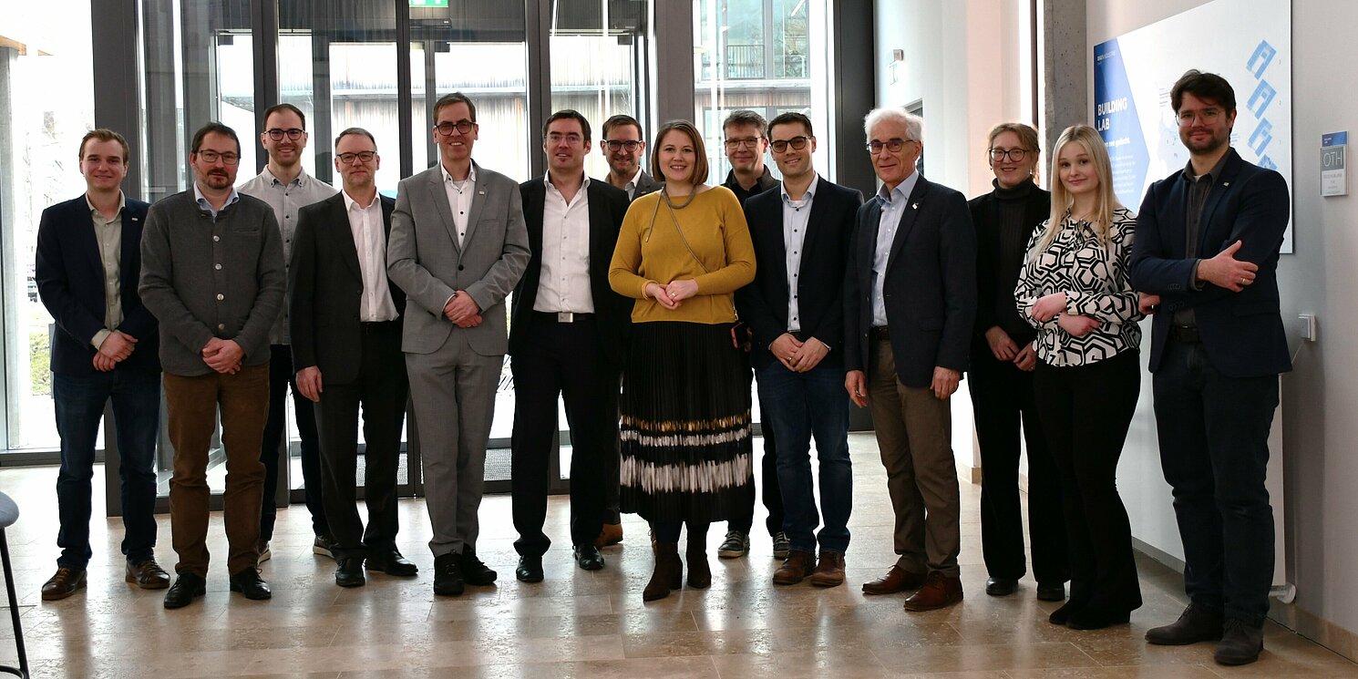 MdB Carolin Wagner war beeindruckt von den vielfältigen KI-Projekten, zu denen am RCAI geforscht wird. Foto: OTH Regensburg/Simone Grebler Gruppenfoto