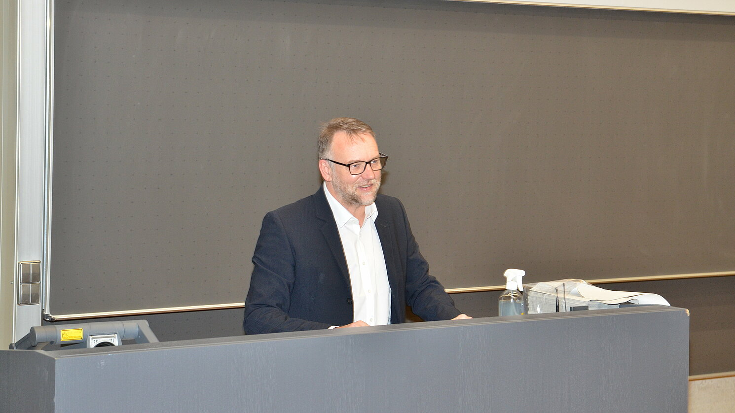 In seiner Eröffnungsrede hob Prof. Dr. Christoph Skornia, Dekan der Fakultät Informatik und Mathematik, die große Verantwortung von Informatiker*innen bei der Gestaltung des digitalen Wandels hervor. In seiner Eröffnungsrede hob Prof. Dr. Christoph Skornia, Dekan der Fakultät Informatik und Mathematik, die große Verantwortung von Informatiker*innen bei der Gestaltung des digitalen Wandels hervor.