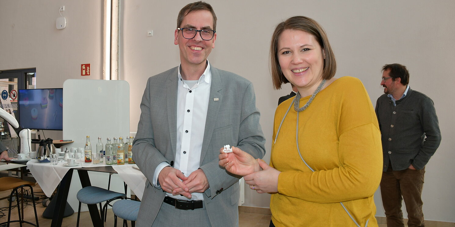 Prof. Dr. Ralph Schneider, Präsident der OTH Regensburg, überreichte der Bundestagsabgeordneten Carolin Wagner ein kleines Präsent. Foto: OTH Regensburg/Simone Grebler Präsident Ralph Schneider überreicht MdB Carolin Wagner ein Geschenk.
