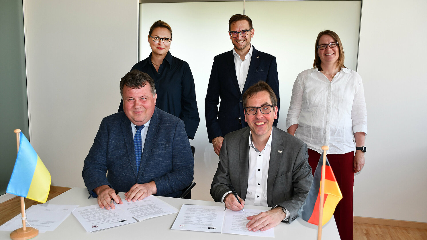 Prof. Dr. Volodymyr Bugrov (vorne, li.), Rektor der Taras Shevchenko National University Kiew, und Prof. Dr. Ralph Schneider, Präsident der OTH Regensburg, unterzeichneten die Kooperationsvereinbarungen. Über die Zusammenarbeit freuen sich auch (hinten, v.li.) Prof. Dr. Kseniia Smyrnova (Vizerektorin, KNU), Prof. Dr. Oliver Steffens (Vizepräsident, OTH Regensburg und Prof. Dr. Birgit Rösel (Vizepräsidentin, OTH Regensburg). Foto: OTH Regensburg/Michael Hitzek