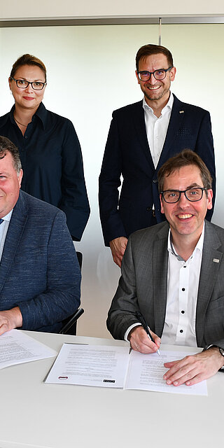 Prof. Dr. Volodymyr Bugrov (vorne, li.), Rektor der Taras Shevchenko National University Kiew, und Prof. Dr. Ralph Schneider, Präsident der OTH Regensburg, unterzeichneten die Kooperationsvereinbarungen. Über die Zusammenarbeit freuen sich auch (hinten, v.li.) Prof. Dr. Kseniia Smyrnova (Vizerektorin, KNU), Prof. Dr. Oliver Steffens (Vizepräsident, OTH Regensburg und Prof. Dr. Birgit Rösel (Vizepräsidentin, OTH Regensburg). Foto: OTH Regensburg/Michael Hitzek