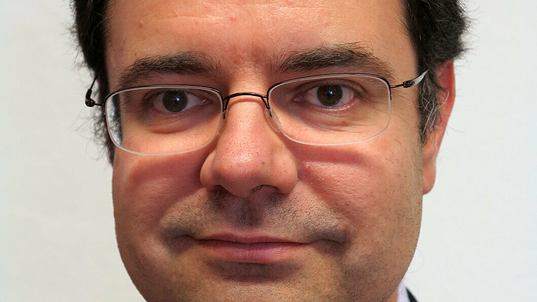 Digitalisierung zum Wohle von Reha-Patient*innen nutzen: Daran forscht Prof. Dr. Georgios Raptis. Foto: OTH Regensburg/Diana Feuerer