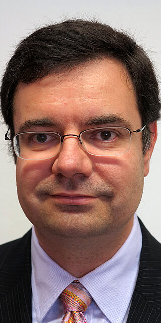 Digitalisierung zum Wohle von Reha-Patient*innen nutzen: Daran forscht Prof. Dr. Georgios Raptis. Foto: OTH Regensburg/Diana Feuerer