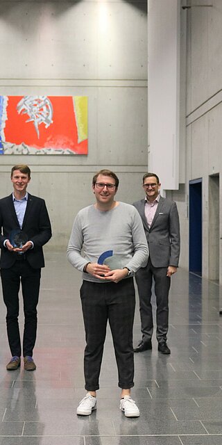 Prof. Dr. Wolfgang Baier, Präsident der OTH Regensburg (links), Prof. Dr. Oliver Steffens, Vizepräsident der OTH Regensburg (5.v.l.), und Eduard B. Wagner, Vorsitzender des Vereins der Freunde (rechts), mit den Preisträgern (v.l.) Johannes Koller, Jonas Sassenhausen, Maximilian Weiherer und Dominik Kemeter. Die Preisträgerinnen Sibel Erhan, Morgane Anne Müller und Inga Ehrenberg waren per Zoom zugeschaltet.